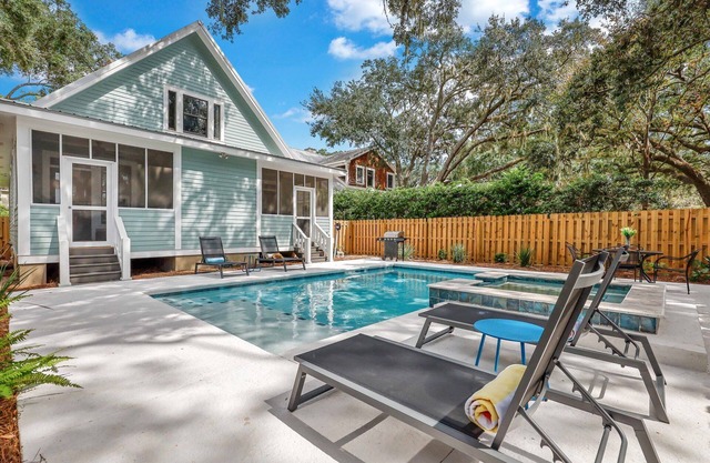 Circle Cottage, Private Heated Pool and Spa! Close to Beaches, Restaurants & Shopping!