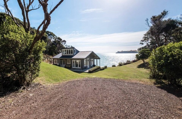 Circular Bay Cottage with private beach