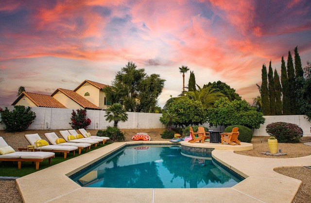 Citrus Oasis: Ideal Location, 14 beds, 3700 sq ft