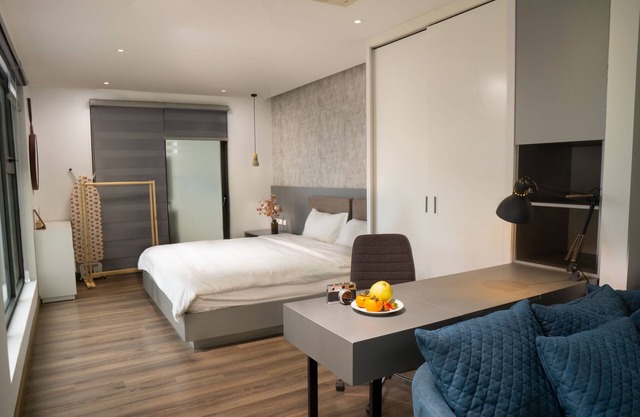 City view from apartment- 5 min walk to Westlake