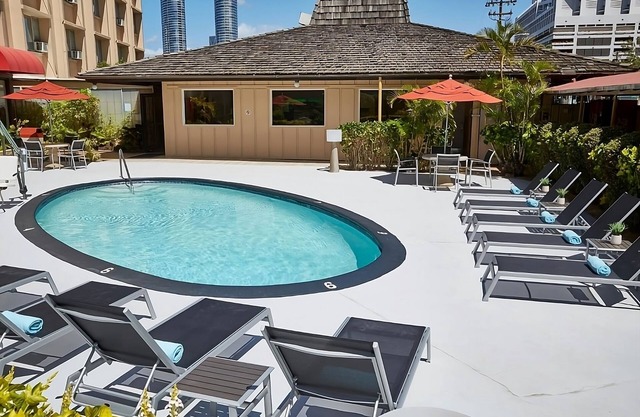 City View Two Queens, 3 Units, Koi Pond & Garden Views, Poolside Relaxation