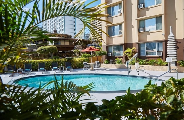 City View Two Queens, Garden Atmosphere, Pool Access, Near Waikiki Beach