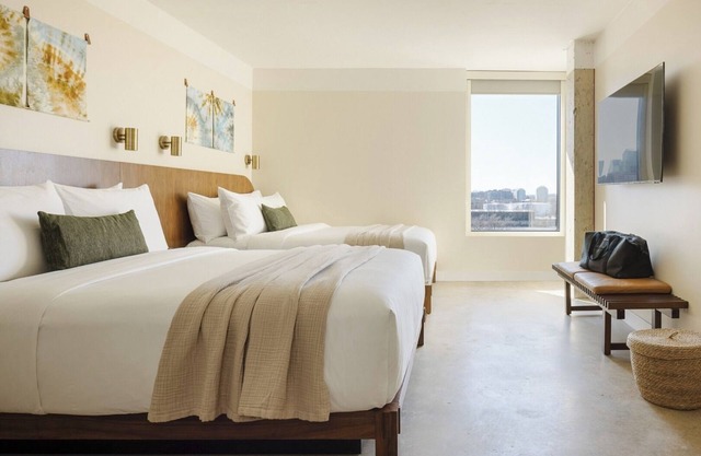 Cityscape Serenity: Modern Unit with City Views & Fitness Center Access