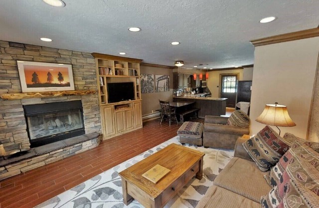 CJ Townhouse 2 - On the River - Across from the Fishing Ponds - Free WiFi - Cabl