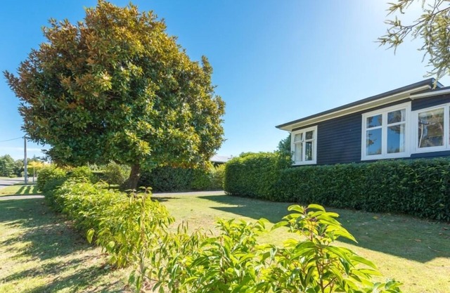 Classic kiwi bach - Five Mile Bay. Close to lake.