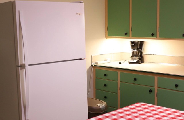 Clean and cute 2 bedroom upper with garden view. Froedtert Hospital blocks away.