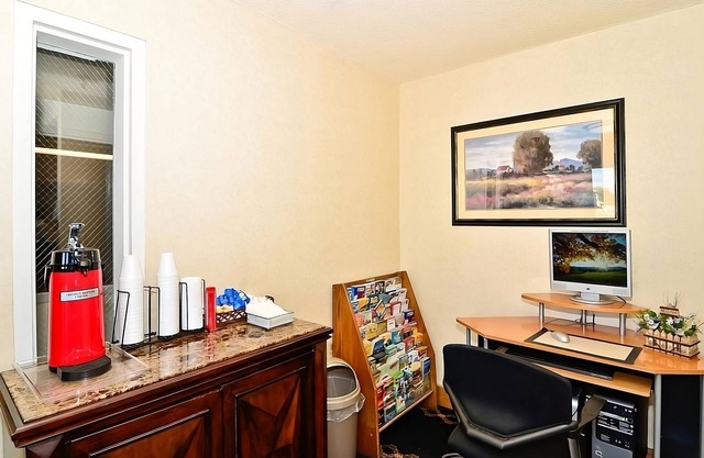 Clean and Safe Stay! Indoor Pool, Pet-friendly, Free Parking and Breakfast!