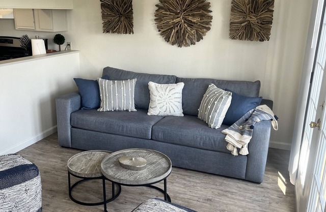 Clean and spacious unit with private balcony 1.5 blks from the beach!