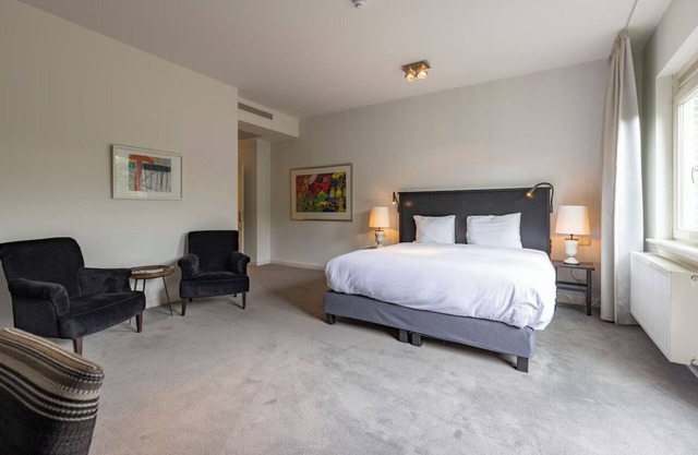 Clean & Comfortable with Forest Paths Just Steps Away! Onsite Dining