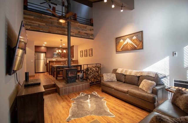 Clean Mountain Getaway! Excellent location in Mammoth w/full renovation