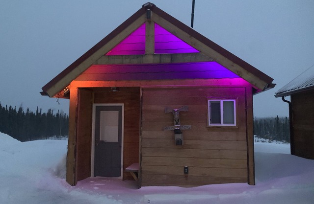 Clean, quiet Alaska bear-themed cabin, with an amazing mountain range view