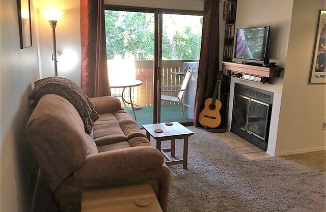 Clean/Quiet Top Floor, Heated Parking, Near Trails!