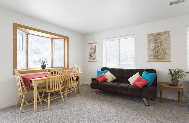 Clean, tidy, fully furnished, quiet neighborhood -30 day minimum-