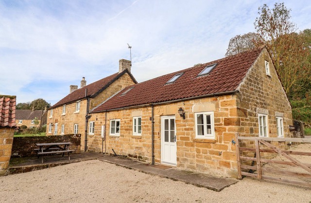CLIFF COTTAGE, pet friendly, character holiday cottage in Thirsk
