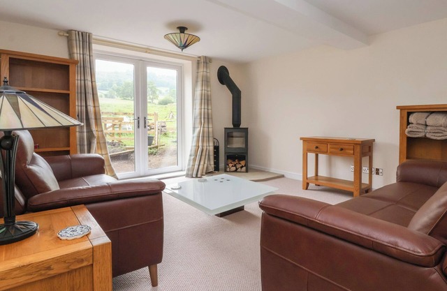 CLIFFE HOUSE COTTAGE, pet friendly, with open fire in Pateley Bridge