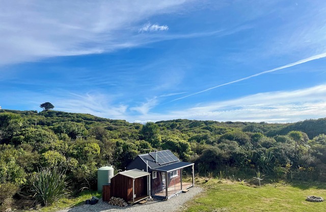 Clifftop nature retreat with stunning ocean views