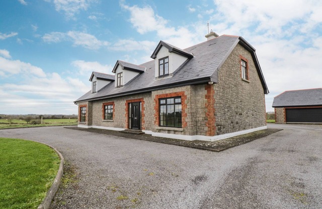 CLOONACASTLE COTTAGE, family friendly in Ballinrobe, County Mayo