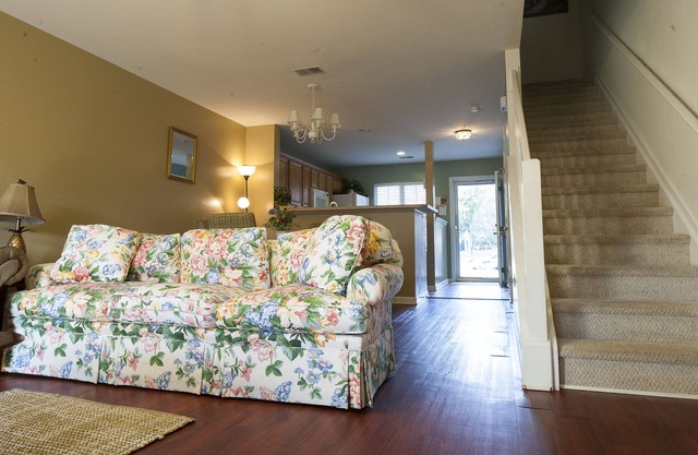 CLOSE CONVENIENT Lovely Townhome 2bd/2.5baths. NEW Mattresses, Wifi TV, etc