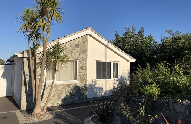 Close to beach and coastal path with sea and mountain views. Pet friendly!