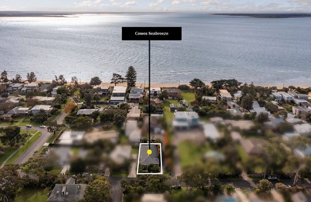 Close to beach, quiet neigbourhood. close to town shops & restaurants