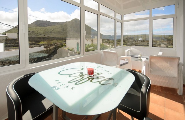 Close to Hiking and Beach with Beautiful Winter Garden - Apartment Ye