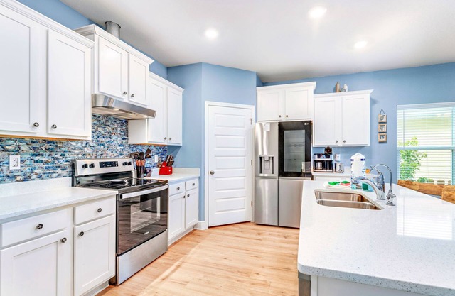 Close to Pool, Beach 1 Block, Dogs & EV Charger!
