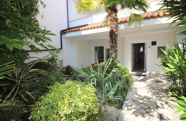 Close to the beach, air-conditioned, city center, quiet location