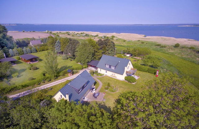 Close to the water in a quiet location, own garden and terrace - Ferienhaus Kormoran