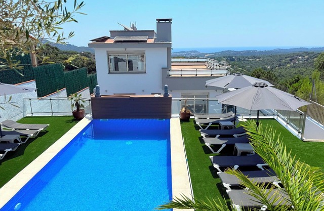Club Villamar - Very spacious villa with a large swimming pool and breath-taking view over the a.