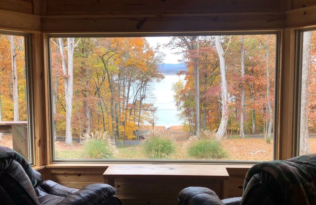 CNU 10 min. Sevierville 45 min. Private dock, kayaks, fire pit. Ample Parking