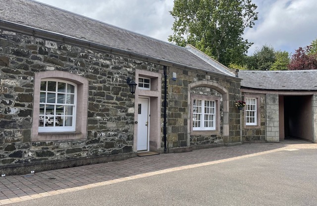 COACH HOUSE 5, pet friendly, with a garden in Perth