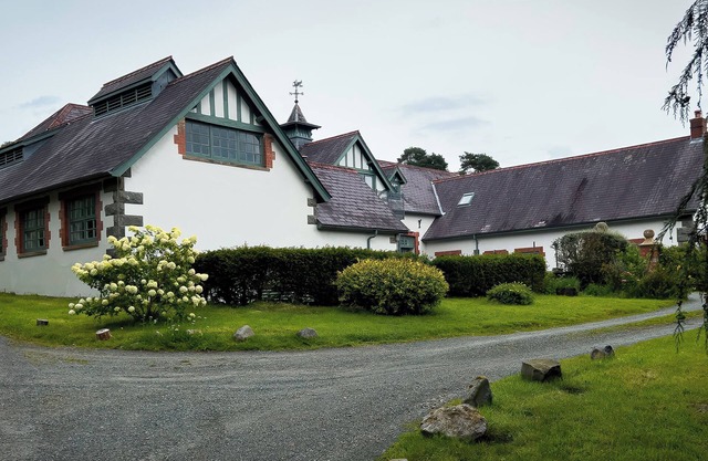 COACH HOUSE, pet friendly, with hot tub in Llanwrtyd Wells