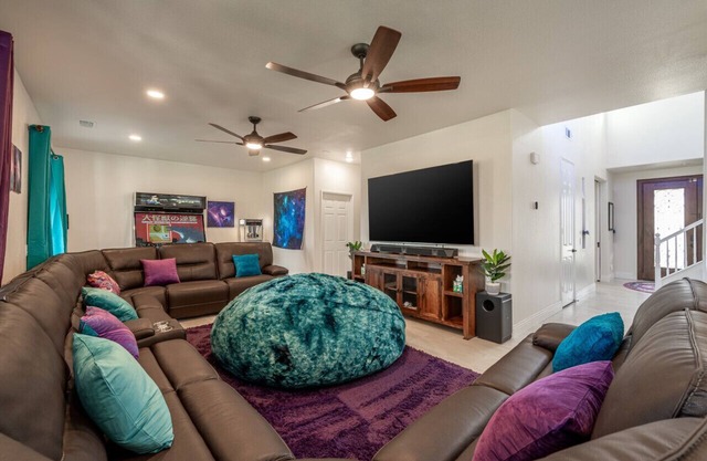 Coachella Play: 6BR Multi-Gen Fun Zone and Retreat with free heated pool