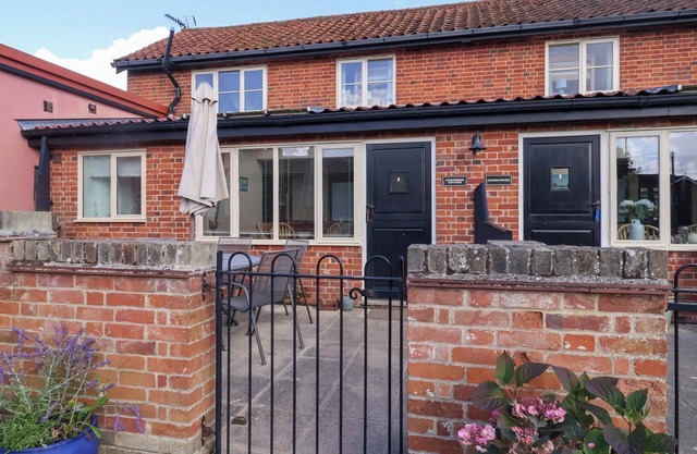 COACHMAN'S COTTAGE, pet friendly, with a garden in Ipswich