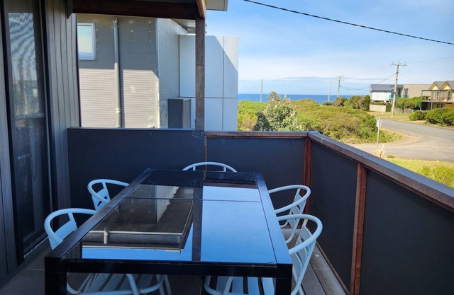 "Coast Leumeah " Surf Beach nPhillip Island, close to beach & pet friendly home