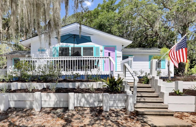 Coastal 4Br 2Ba Tybee Home + HOT TUB! Sleeps 14! Near North Beach, FREE Parking