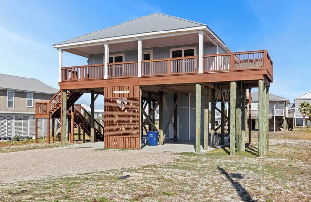 Coastal 4BR Home, Hot Tub, Deck, 2Min Walk To Beach