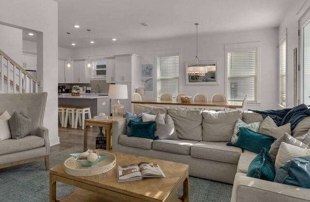 Coastal Comfort, Golf Cart for 6, Sleeps 16, Beach + Free Attraction Tickets!