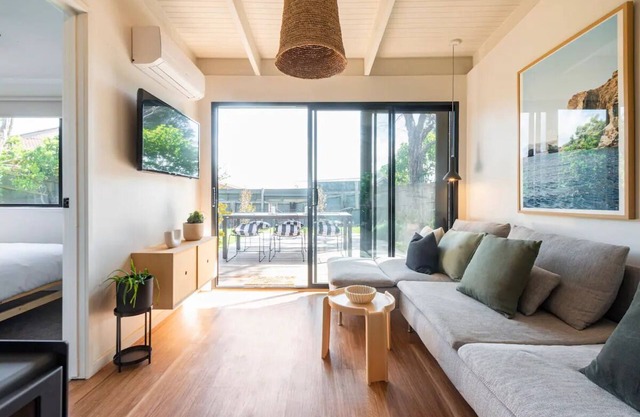 Coastal cottage, perfectly positioned.