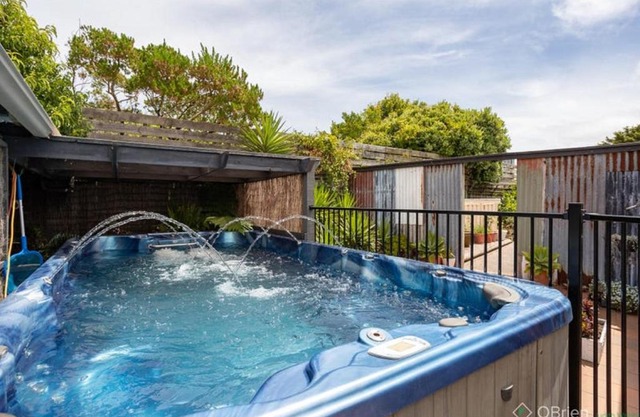 Coastal Country Retreat, Spa, fireplace, pet friendly, FREE WIFI wine & chocolates, Kilarney, 10 minutes to Phillip Island