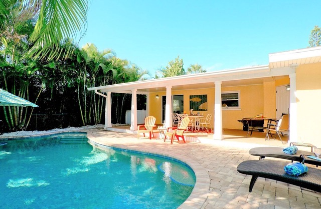 Coastal cute on Anna Maria Island, 2 bedroom with private pool! Pet friendly