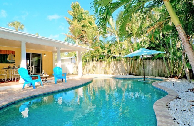 Coastal cute on Anna Maria Island, 2 bedroom with private pool! Pet friendly
