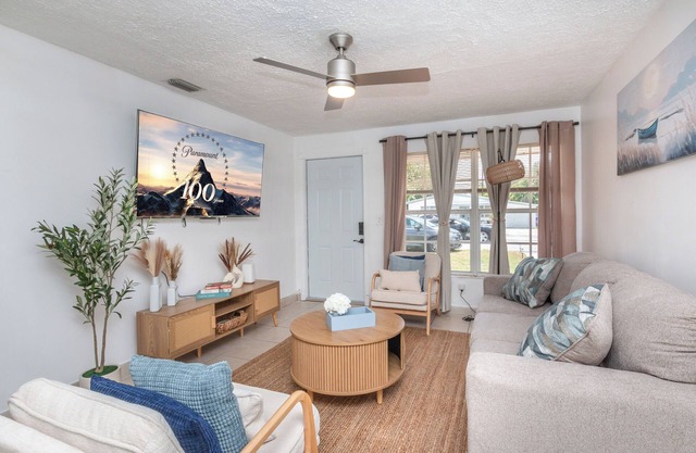 Coastal Oasis Home- Pool/Sleeps12/5min to HardRock