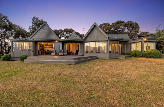 COASTAL RETREAT FOR ALL SEASONS 2-12 GUESTS