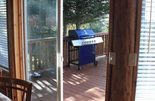 Coastal Vista, Log Home Overlooking Cook Inlet