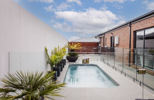 Coasty- Sleeps 8, Heated Pool, Cinema Room, Aircon, Parking