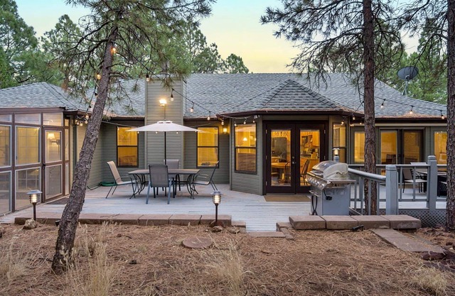 Coburn Cabin @ Country Club | Game Room | New Central AC | Pet and Family-Friendly