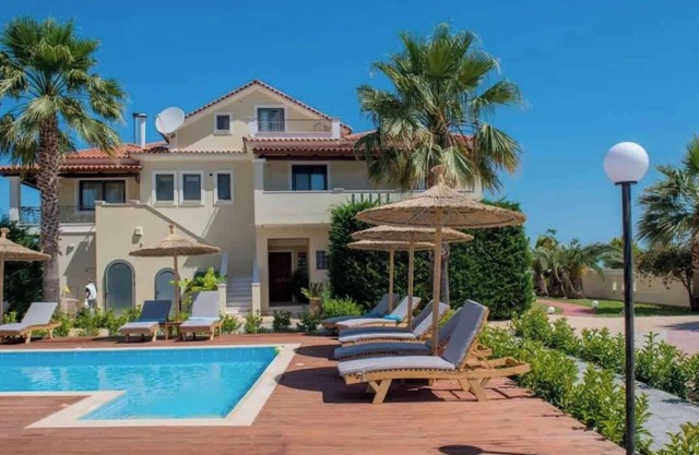 Coco Palm Deluxe 3-Bedroom Suite by Astarte Villas