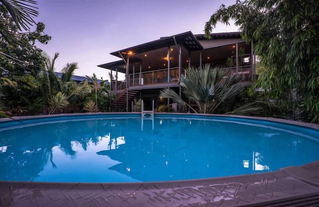 COCONUTS - Absolute Beachfront home in Hydeaway Bay