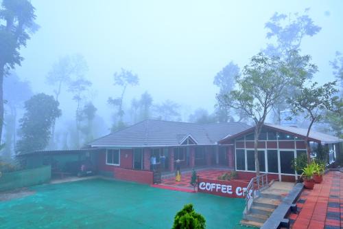 Coffee Crown Homestay - 1KM Falls, Home Food & Coffee Estate